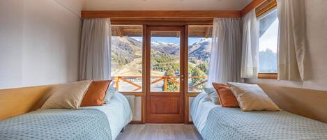 Quarto casal superior, sacada, vista para a montanha | Cofres nos quartos, cortinas blackout, Wi-Fi de cortesia