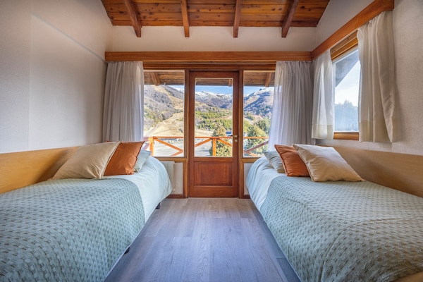 Habitación doble superior, balcón, vistas a la montaña | Caja fuerte, cortinas opacas, wifi gratis