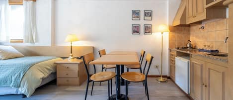 Chambre Double Supérieure, balcon, vue montagne | Coffres-forts dans les chambres, rideaux occultants, Wi-Fi gratuit