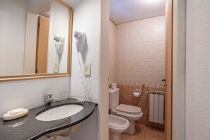 Chambre Triple Standard, balcon, vue montagne | Salle de bain | Ensemble douche/baignoire, sèche-cheveux, serviettes fournies, savon
