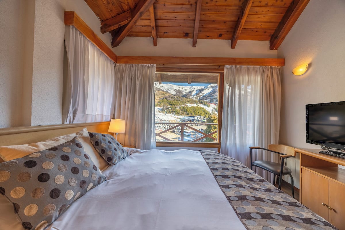 In-room safe, blackout curtains, free WiFi