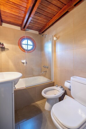 Appartement Standard, 2 chambres, vue montagne | Salle de bain | Ensemble douche/baignoire, sèche-cheveux, serviettes fournies, savon