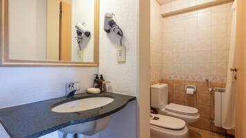 Kamar Double Superior, balkon, pemandangan gunung | Kamar mandi | Kombinasi shower/bathtub, pengering rambut, handuk, dan sabun