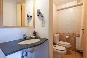 Superior-Doppelzimmer, Balkon, Bergblick | Badezimmer | Duschwanne, Haartrockner, Handtücher, Seife