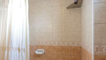 Bañera con ducha, secador de pelo, toallas, jabón