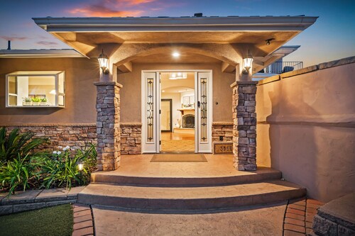 Foothill Oasis - Luxury Home in Santa Barbara with a Pool and Hot Tub