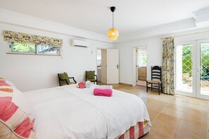 7 bedrooms, iron/ironing board, free WiFi, bed sheets - Eagle Villa (Almancil)