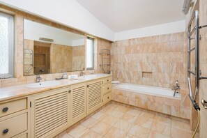 Hair dryer, towels, toilet paper - Eagle Villa (Almancil)