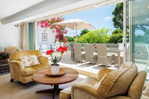 Outdoor dining - Eagle Villa (Almancil)