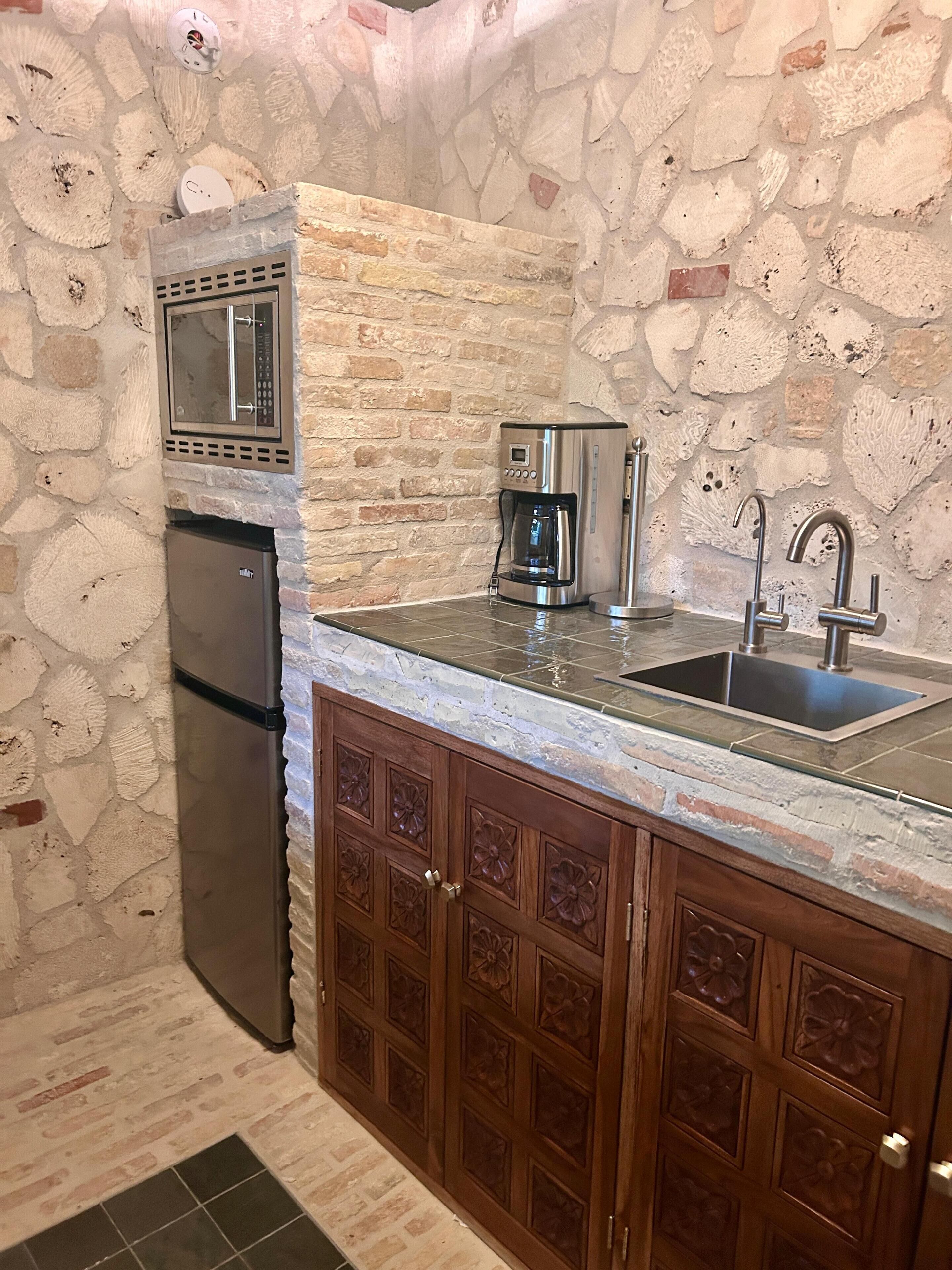 Jääkaappi, uuni, kahvin-/teenkeitin, leivänpaahdin