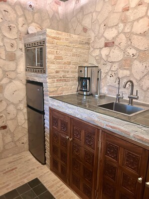 Kylskåp, ugn, kaffe- och tebryggare och brödrost