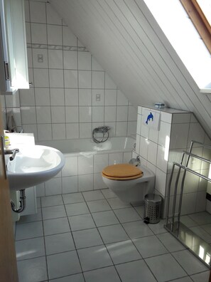 Douche, sèche-cheveux, savon, papier toilette