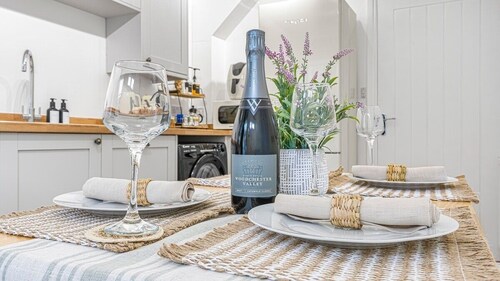 BRAND NEW! Renovated cosy 2-bed cottage, parking & garden