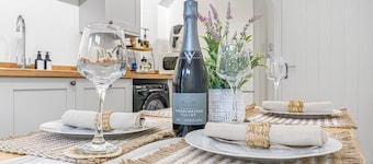 BRAND NEW! Renovated cosy 2-bed cottage, parking & garden
