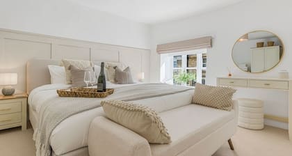 BRAND NEW! Renovated cosy 2-bed cottage, parking & garden