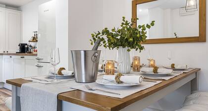 BRAND NEW! Renovated luxury 2-bed cottage, parking & garden