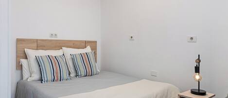 Een strijkplank/strijkijzer, wifi, beddengoed