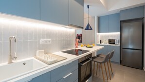 Coffee/tea maker, fridge, microwave, oven - 1BR Next to Metro Modern Living & Arcade Machine (Athens)