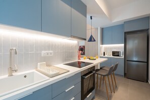 Kühlschrank, Mikrowelle, Ofen, Wasserkocher mit Kaffee-/Teezubehör