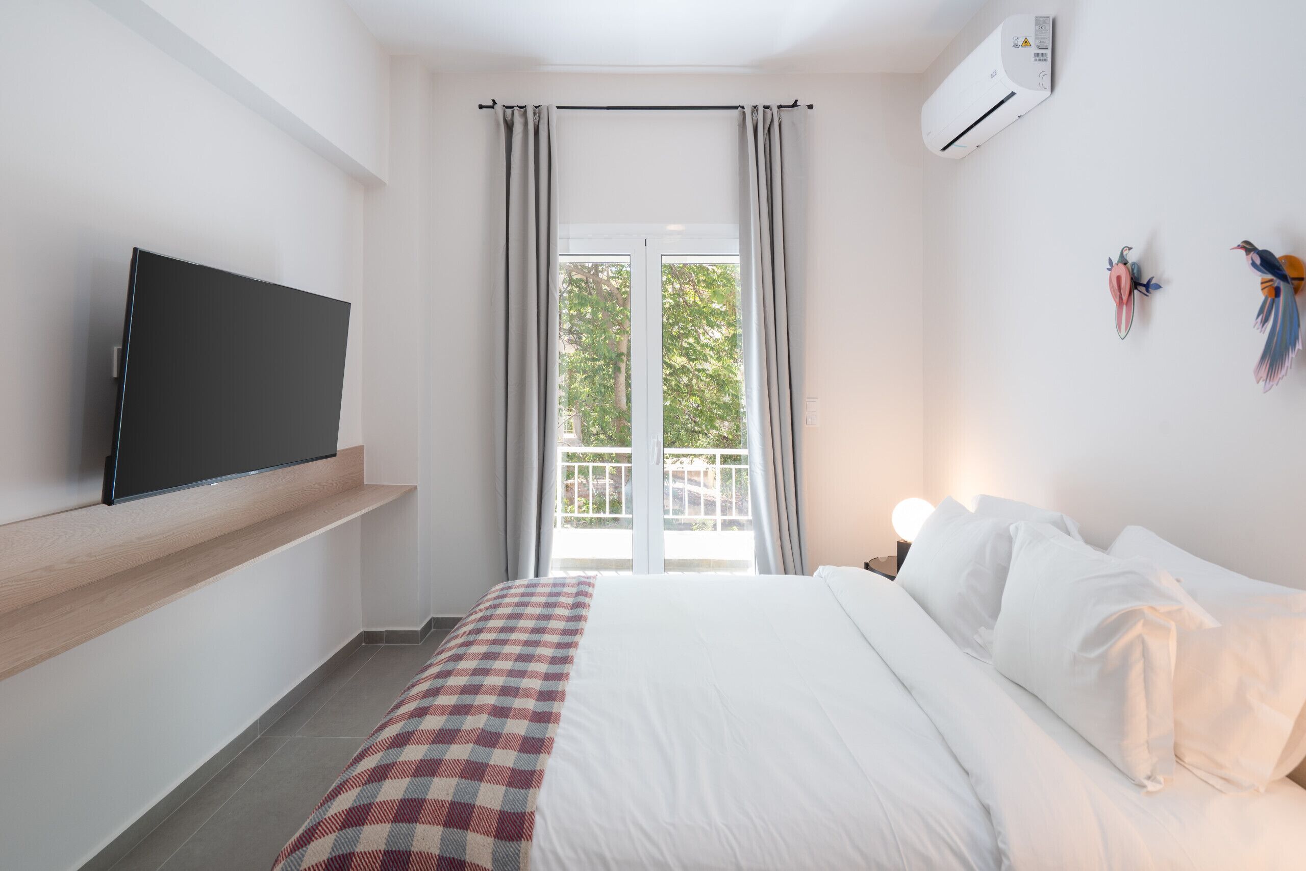 1 chambre, fer et planche à repasser