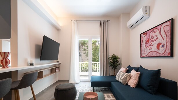 TV - 1BR Next to Metro Modern Living & Arcade Machine (Athens)