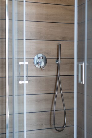 Shower, jetted tub, hair dryer, towels