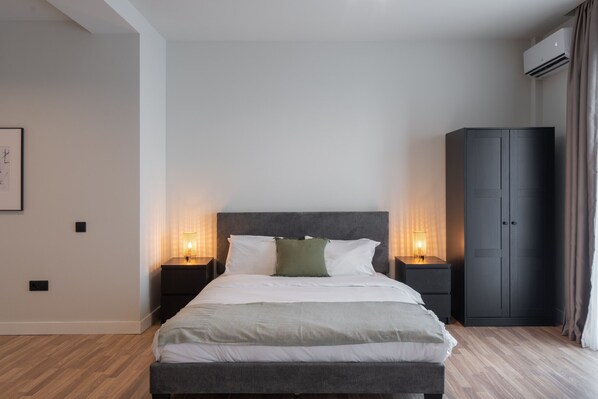 2 bedrooms, iron/ironing board, free WiFi, bed sheets - 2BR Apt w/ Access To Jacuzzi Sauna And Rooftop Views 230 (Athens)