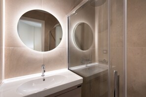 Shower, jetted tub, hair dryer, towels
