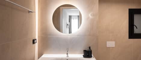 Douche, baignoire Ă jets, sĂšche-cheveux, serviettes fournies
