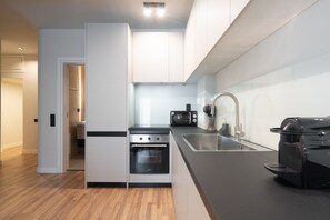 Kühlschrank, Ofen, Wasserkocher mit Kaffee-/Teezubehör, Wasserkocher