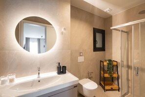 Shower, jetted tub, hair dryer, towels