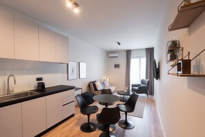 Interior - 2BR Apt w/ Access To Jacuzzi Sauna And Rooftop Views 220 (Athens)