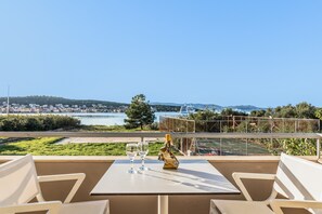 Outdoor dining - Gliving365 Apartment with a great city view. (Argostoli)