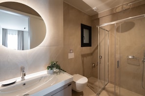 Shower, jetted tub, free toiletries, hair dryer