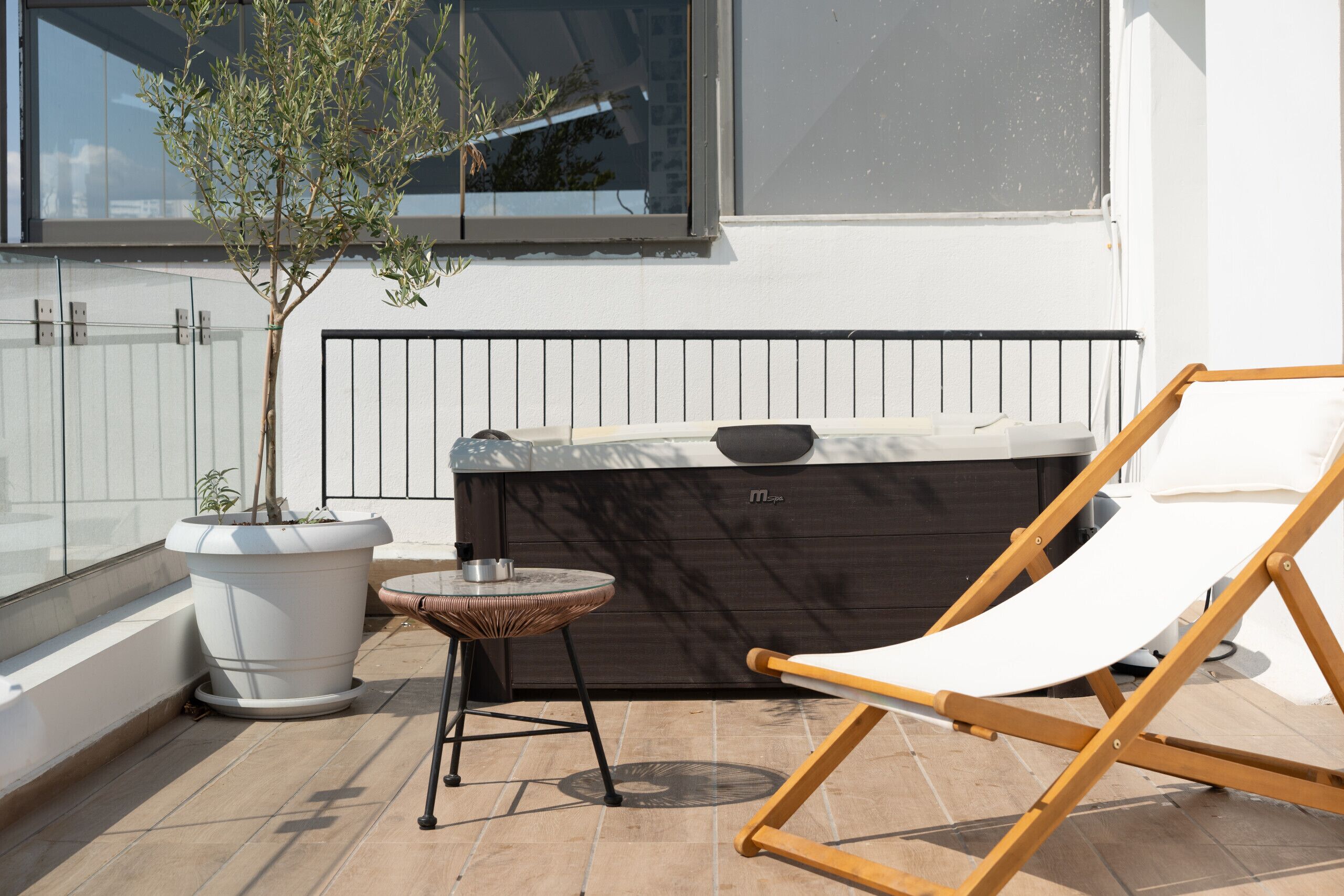 Outdoor spa tub