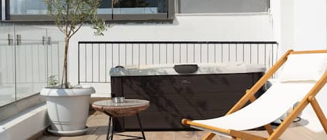 Outdoor spa tub