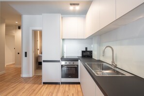 Kühlschrank, Mikrowelle, Ofen, Wasserkocher mit Kaffee-/Teezubehör