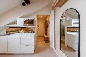 Kühlschrank, Mikrowelle, Ofen, Herdplatte