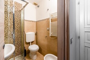 Regadera, secadora de cabello, bidet, toallas 