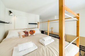 1 habitación, tabla de planchar con plancha, wifi gratis y ropa de cama 