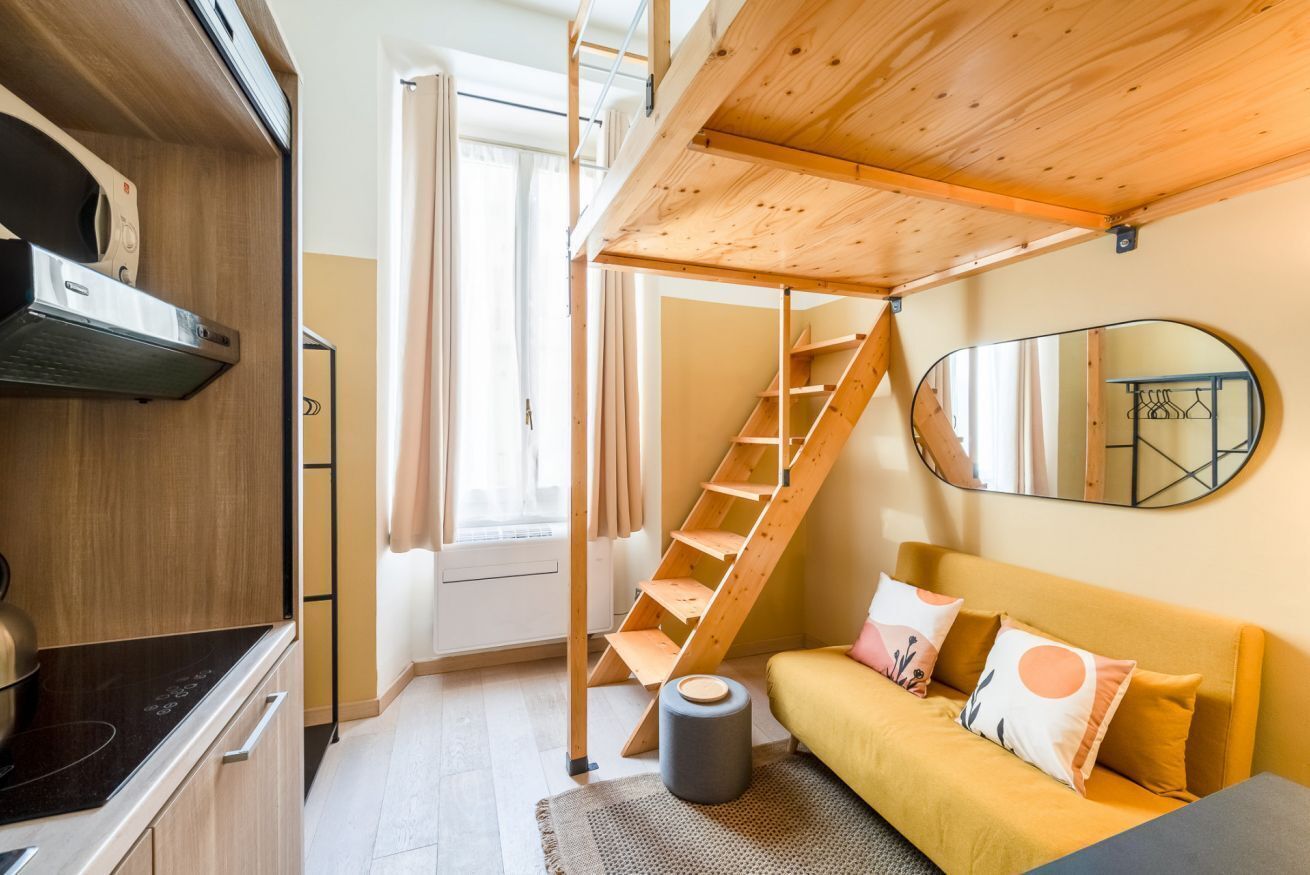 Una televisión de pantalla plana