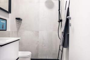 Dusche, Haartrockner, Bidet, Handtücher