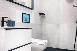 Douche, sèche-cheveux, bidet, serviettes fournies