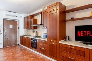 Kühlschrank, Mikrowelle, Ofen, Herdplatte