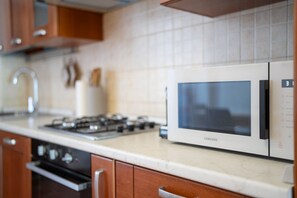 Fridge, microwave, oven, stovetop - Spacious home in Central Station (5 min walk) (Milan)