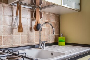 Fridge, oven, stovetop, electric kettle