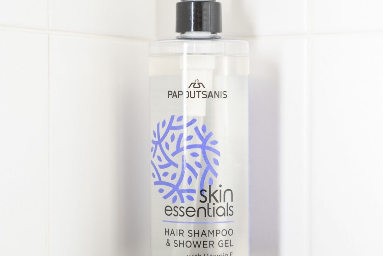 Un flacon de shampooing et de gel douche pour les cheveux de la marque Pap Out Sanis.