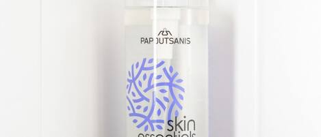 Un flacon de shampooing et de gel douche pour les cheveux de la marque Pap Out Sanis.