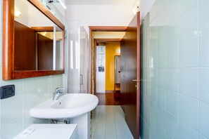 Douche, articles de toilette gratuits, sĂšche-cheveux, bidet