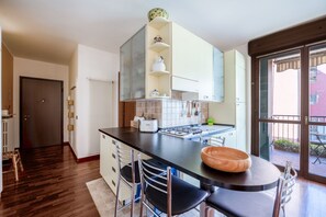 Frigorífico, horno, placa de cocina y hervidor eléctrico